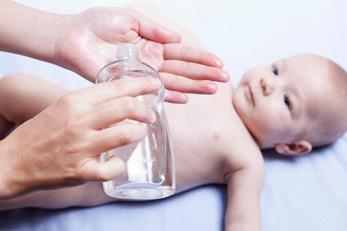hidratando-la-piel-de-un-bebe
