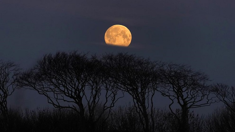Por qué se producen las superlunas